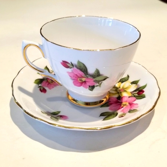 VINTAGE COLOLOUGH BONE CHINA TEA CUP AND SAUCE - Picture 7 of 8